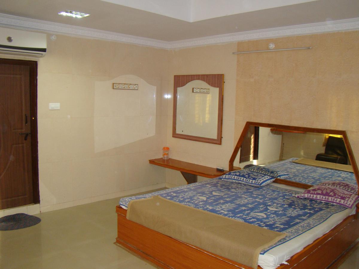 Sreeniketanam Lodge Mādhavaram Exteriör bild