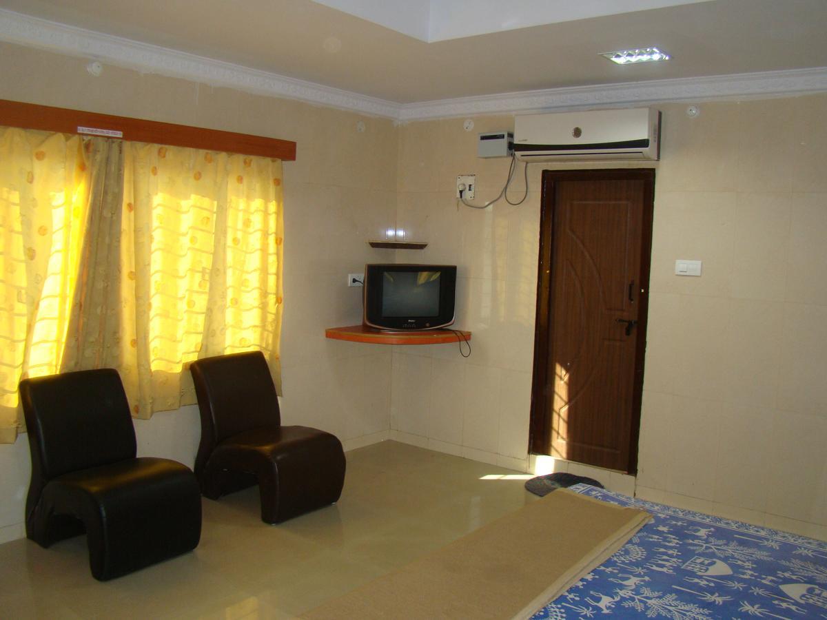 Sreeniketanam Lodge Mādhavaram Exteriör bild