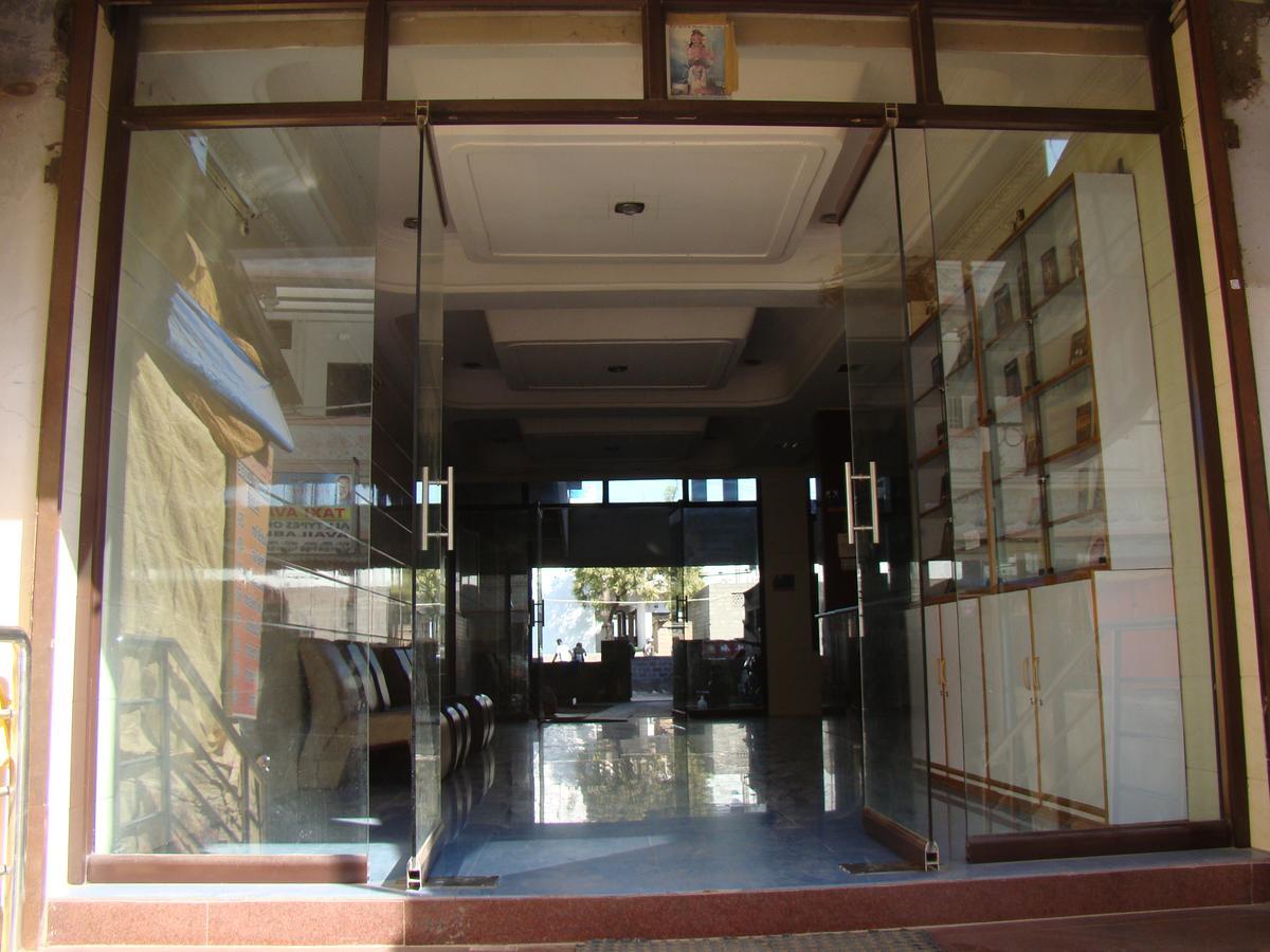 Sreeniketanam Lodge Mādhavaram Exteriör bild